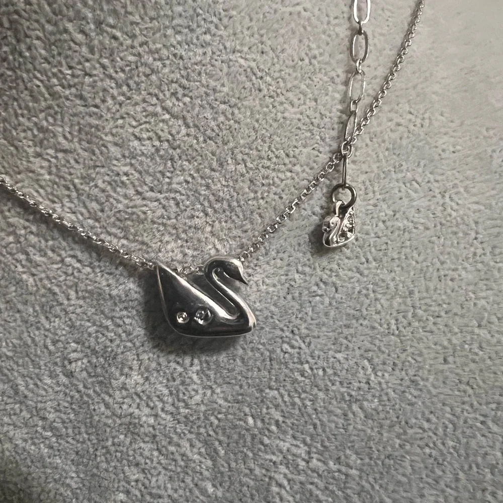 Swarovski crystal swan necklace missing a couple of crystals - Picture 3 of 4